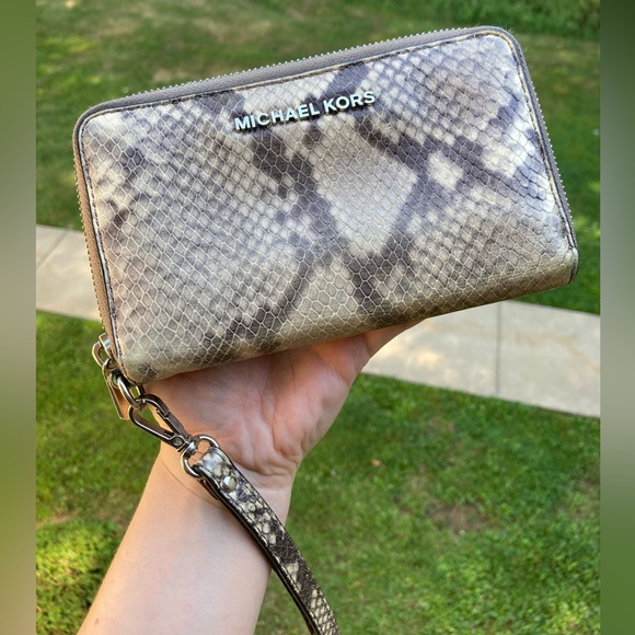Michael Kors Snake Skin Snakeskin Print Leather Wallet Wristlet Phone Case Cards - Picture 1 of 17